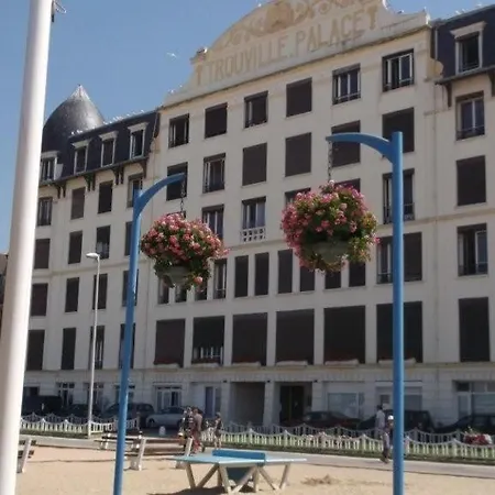 Paradis Les Pieds Sur Le Sable Trouville Palace Buitenkant foto